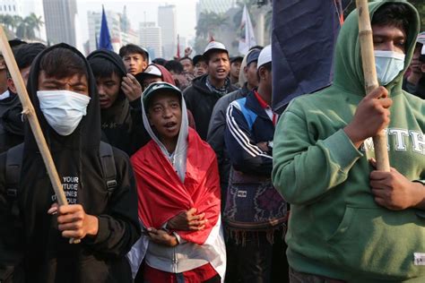 Foto BERITA FOTO Demo Tolak Kenaikan BBM Masih Bertahan Di Kawasan