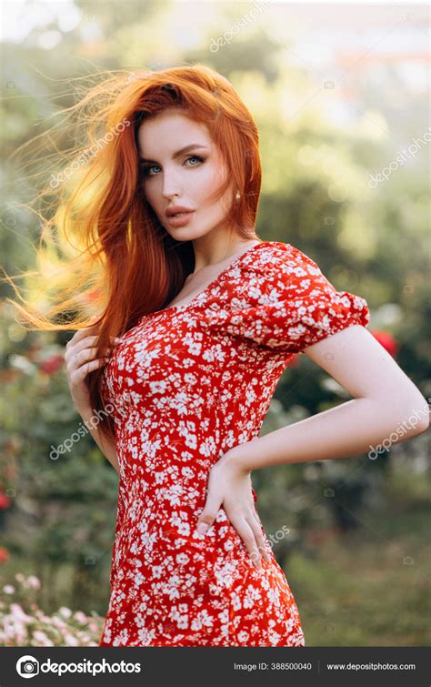 Relaxovať Dočasný Chvála Redhead In Summer Dress Tlak Prístroj Incident