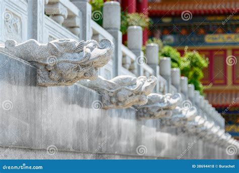 Escultura China De La Piedra De La Cabeza Del Drag N Foto De Archivo