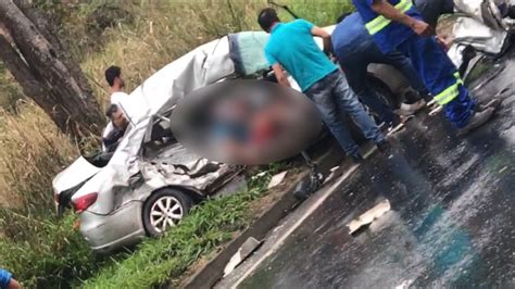 Acidente na BR 101 deixa 4 mortos na Serra após batida entre carro e