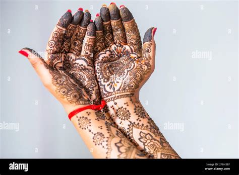 Henna Fingers Hi Res Stock Photography And Images Alamy