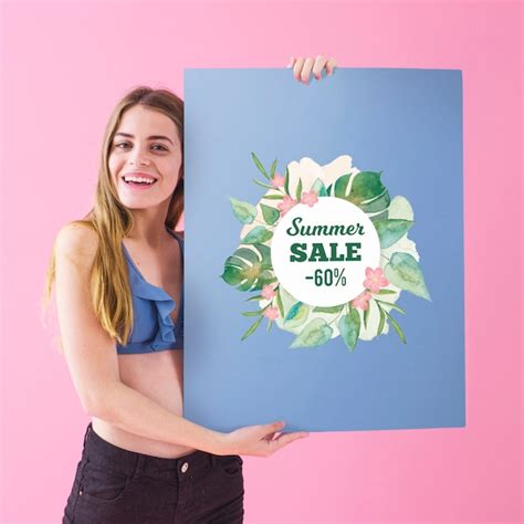 Chica enseñando cartel de rebajas de verano Archivo PSD Premium