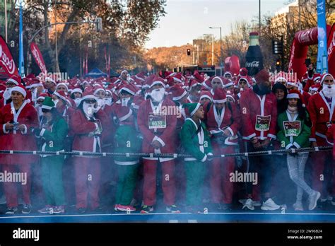 Madrid Spagna Dicembre Migliaia Di Persone Vestite Da Babbo