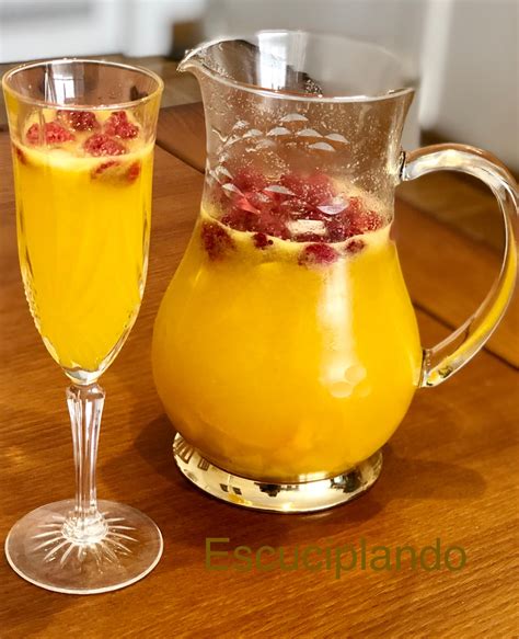 Escuciplando SANGRÍA DE CAVA CON FRUTA