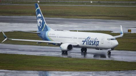 Un Boeing De Alaska Airlines Aterriza Con La Puerta De Carga Abierta