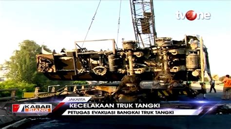 Sigap Petugas Langsung Evakuasi Bangkai Truk Tangki BBM Yang Terbakar