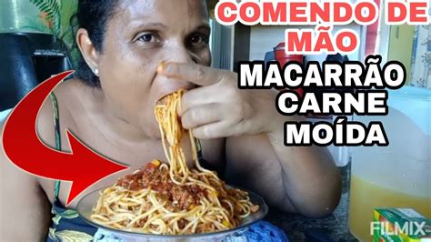 Comendo De MÃo MacarrÃo Com Carne MoÍdaqueijo Raladoketchuppimenta