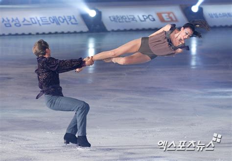 김연아 아이스쇼 손에 땀을 쥐게하는 페어 연기 포토