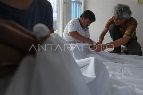 PENYANDANG DISABILITAS BELAJAR BATIK SHIBORI ANTARA Foto