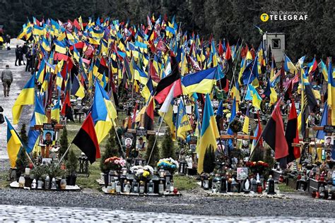 Марсове поле у Львові, де ховають українських захисників, засняв ...