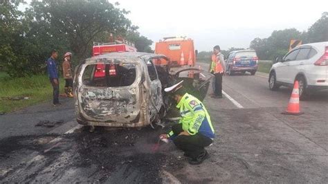 Breaking News Kecelakaan Maut Di Tol Cipali Minibus Terbakar Setelah Tabrak Belakang 3