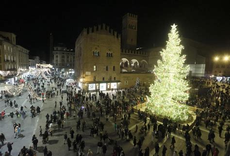 E Arrivato L Albero Di Natale In Piazza La Repubblica