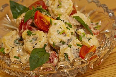 Absolut schmackhafter Tortellini Salat mit Schinken für 30 Minuten