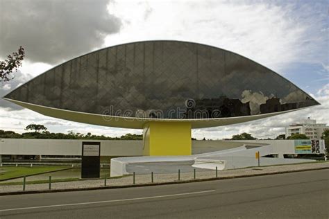 Visão Frontal Do Museu Oscar Niemeyer a Arquitetura Do Museu Oscar