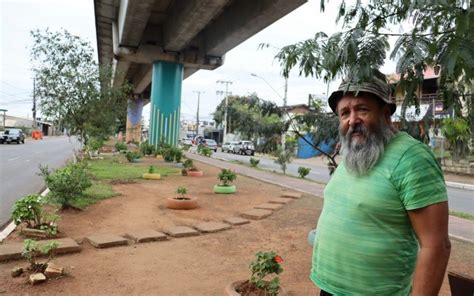 Homem em situação de rua adota praça como lar e cuida de espaço como se