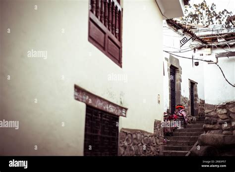 Peaking Around Corner Hi Res Stock Photography And Images Alamy