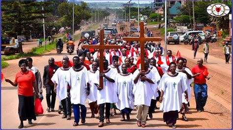 Maandamano Kuelekea Kanisa La Karatu Mjini Kwa Ibada Ya Ufunguzi Wa