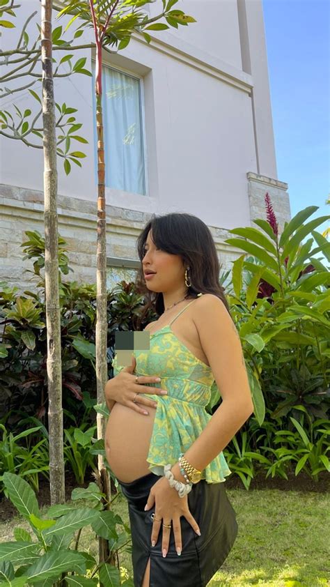 Jennifer Coppen Otw Jadi Mama Muda Intip Potretnya Gemes Pamer Baby Bump