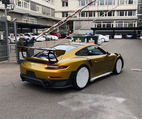 Explosive Gold Porsche 911 Gt2 Rs Has 94 000 Chromaflair Paint Autoevolution