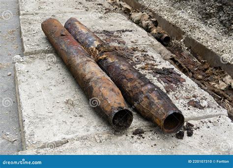 Desmantelamiento De Viejas Tuberías De Agua Oxidadas Foto de archivo