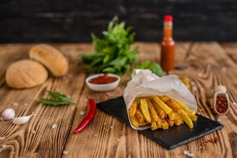 Batatas Fritas Saborosos Vegetais Contra Um Fundo Escuro Comida