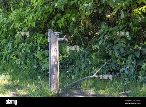 Ein Brunnen Der In Einen Beschrifteten Pfosten In Einem Staatlichen