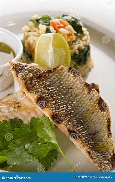 Pescados Asados A La Parilla Foto De Archivo Imagen De Cocina Cena