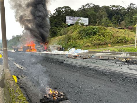 Carreta Em Chamas Causa Bloqueio Na BR 376 Sentido SC