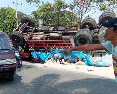 Rem Blong Truk Tronton Oleng Seruduk Mobil Dan Motor