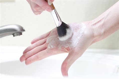 4 Quick Tips To Clean Makeup Brushes at Home - Biotyful.net