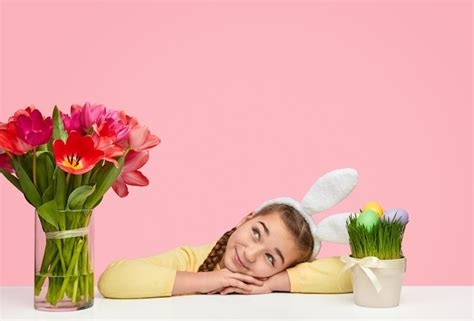 Linda Chica Con Flores Y Huevos De Pascua Foto Premium