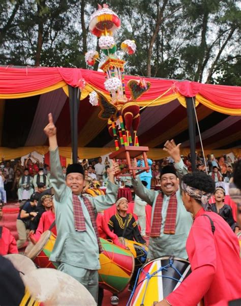 FOTO FOTO Pesta Budaya Terbesar Di Sumatera Hoyak Tabuik Piaman 2022