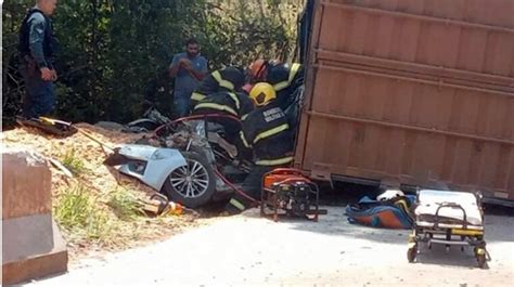 Mulher tem braço esmagado após carreta tombar em cima de veículo