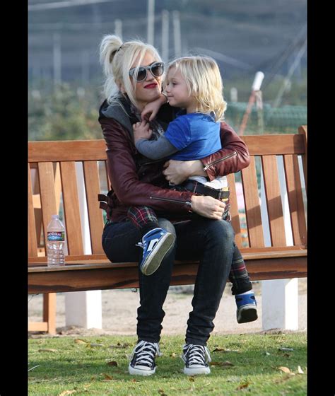 Photo Gwen Stefani Et Son Fils Zuma Sur Un Banc Dans Un Parc De