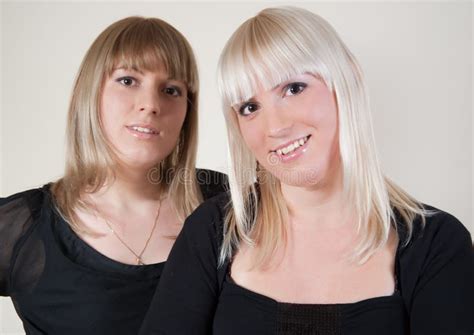 Blond Und Brunette Stockfoto Bild Von Verlockend Gesicht