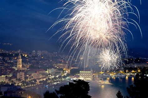 Slobodna Dalmacija Spektakularnim Vatrometom S Gata Sv Nikole