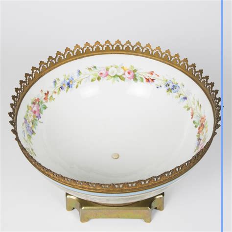 Proantic Coupe en porcelaine et monture en bronze doré XIXe