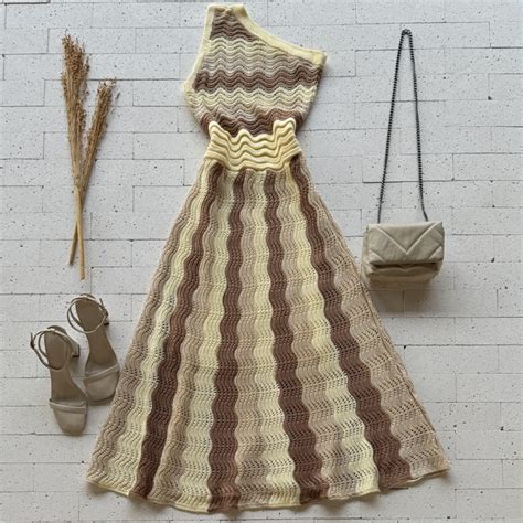 VESTIDO TRICO MIDI UM OMBRO SÓ TRICOLOR CREME E NUDE Dondoca Moda Feminina
