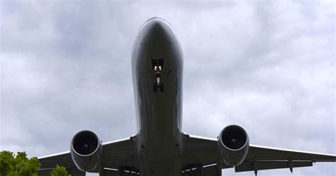 Big Jet TV: Watching Planes Land at Heathrow in a Storm Is Horrifying ...