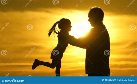 Papá Está Rodeando a Su Querida Hija Saludable En Sus Brazos Silueta