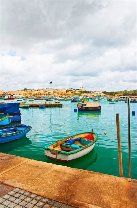 Puerto De Marsaxlokk De Los Barcos De Luzzu En El Mar Mediterr Neo