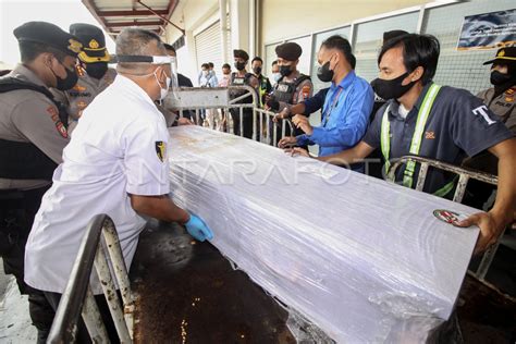 KEDATANGAN JENAZAH KORBAN KAPAL TENGGELAM ANTARA Foto