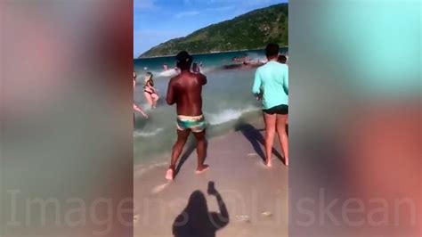 Tubarão te amo Banhistas se assustam baleias em Arraial do Cabo