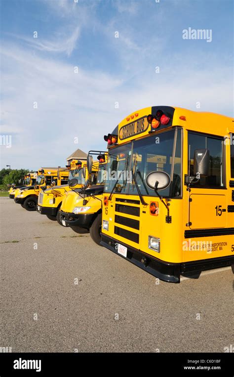 Autobuses Amarillos Estacionados Fotografías E Imágenes De Alta Resolución Alamy