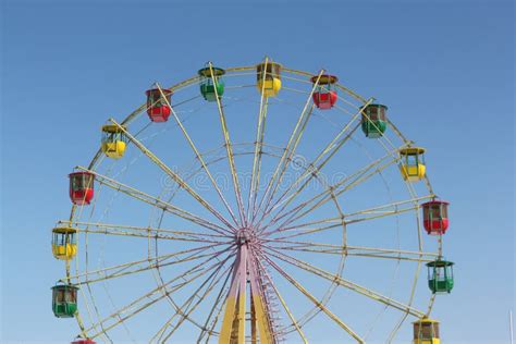 Coloree Las Cabinas De Una Noria Contra El Cielo Azul Foto De Archivo