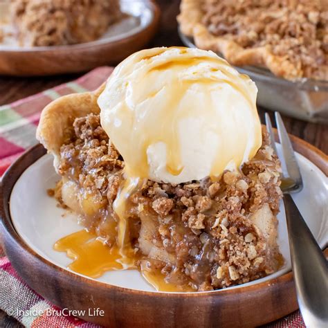 Dutch Apple Pie With Ice Cream