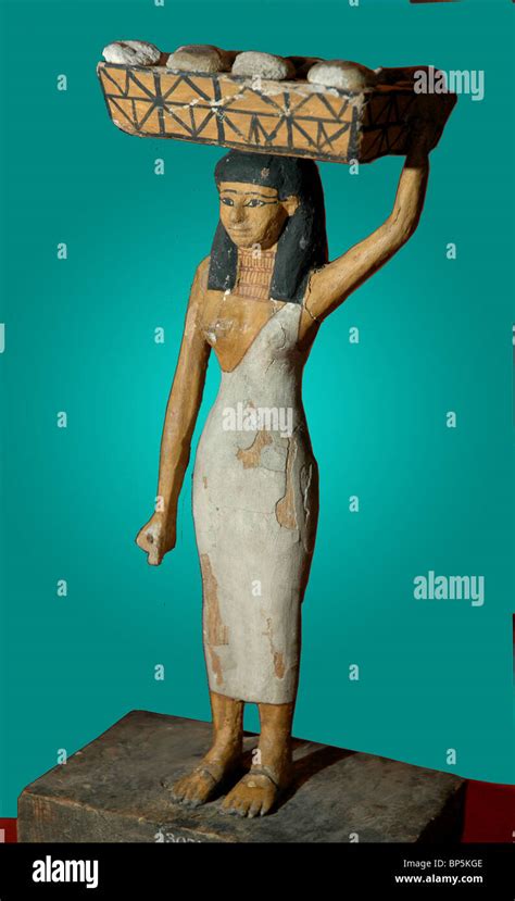 5225 Egyptian Female Servant Girl Carrying A Basket With Offerings