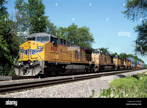 Lafox Illinois Usa Four Locomotives Lead A Union Pacific Freight