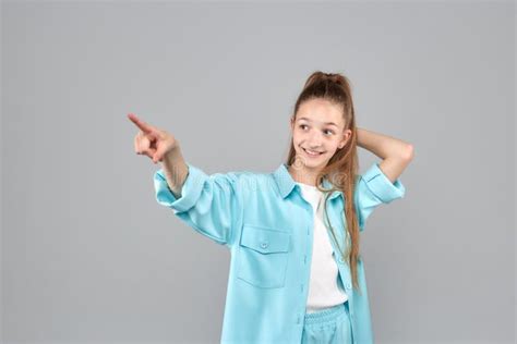 Una Bella Adolescente Sonriente Muestra Un Gesto De Paro Con Su Mano