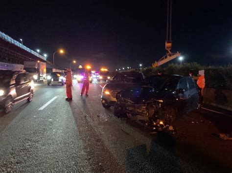 大貨車行駛國3大溪路段疑變換車道不當 釀3車追撞、4人受傷 社會 自由時報電子報